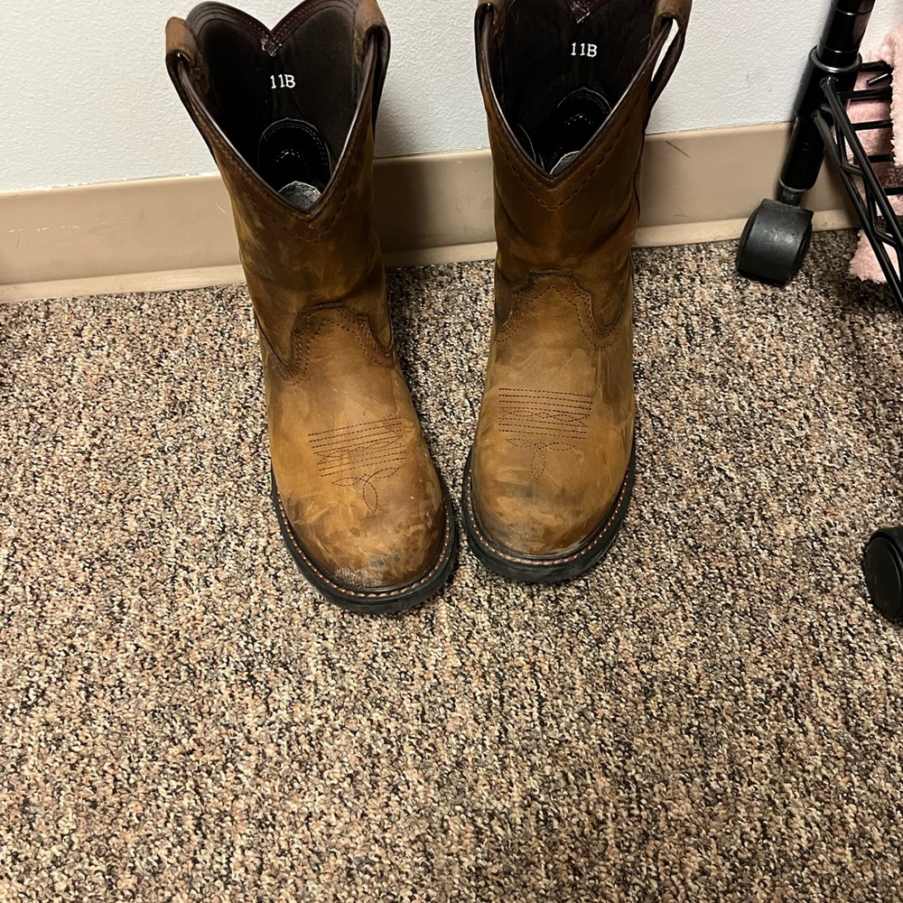 Ariat Steel toed Women’s boots.